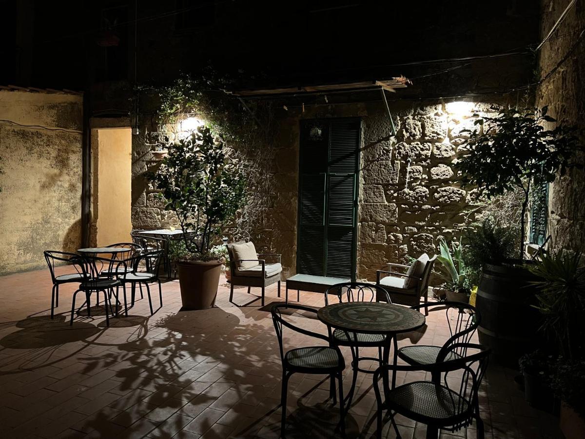 Affittacamere Licenza N.1 Presso La Magica Torre Pitigliano Exterior foto